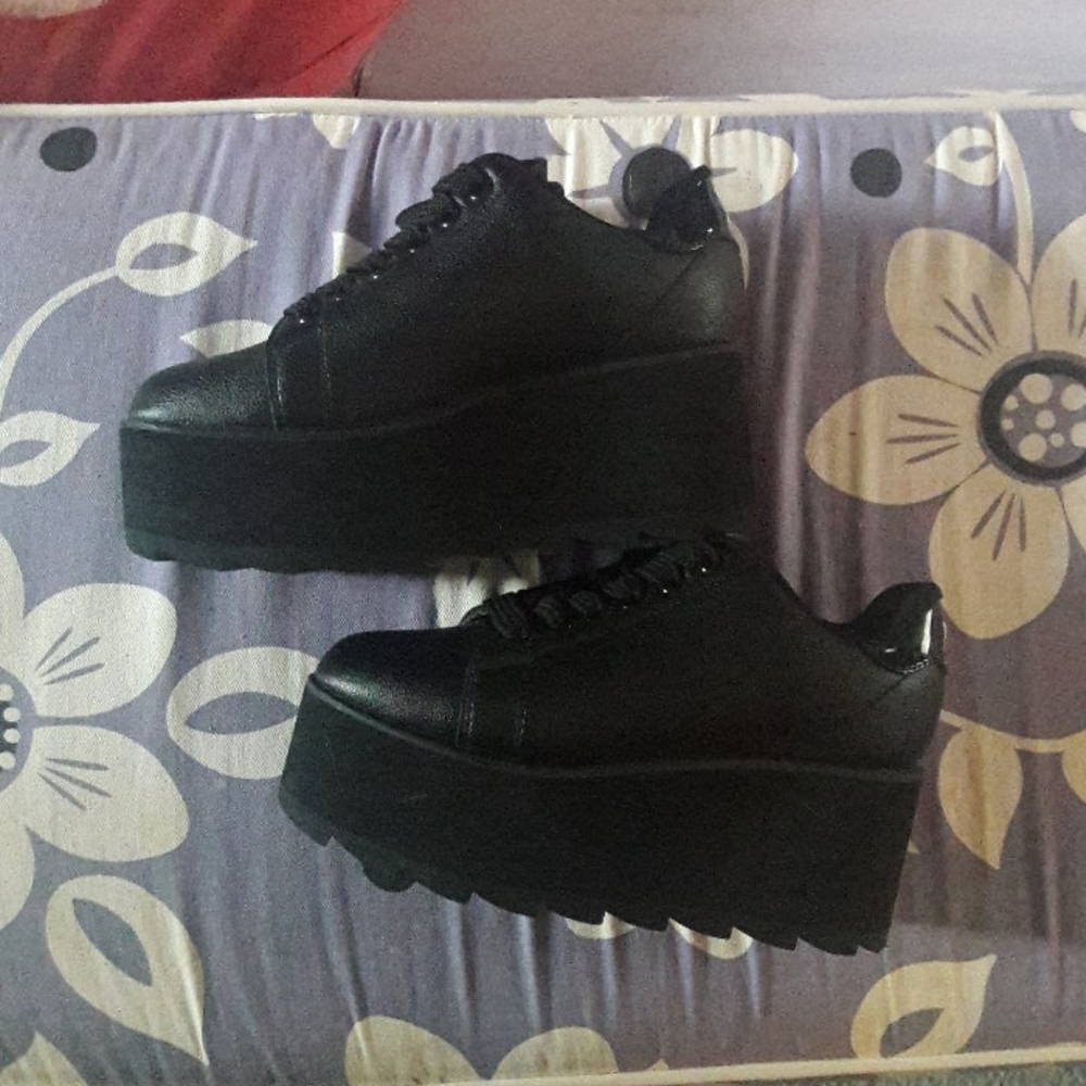 YRU Lala Platform Sneakers - Black